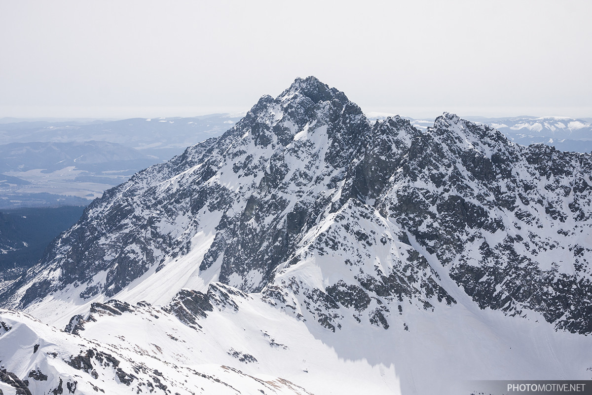 Szatan z Hlińską Turnią, w dole widać Niżną Przełęcz Koprową. Z Koprowego Wierchu.